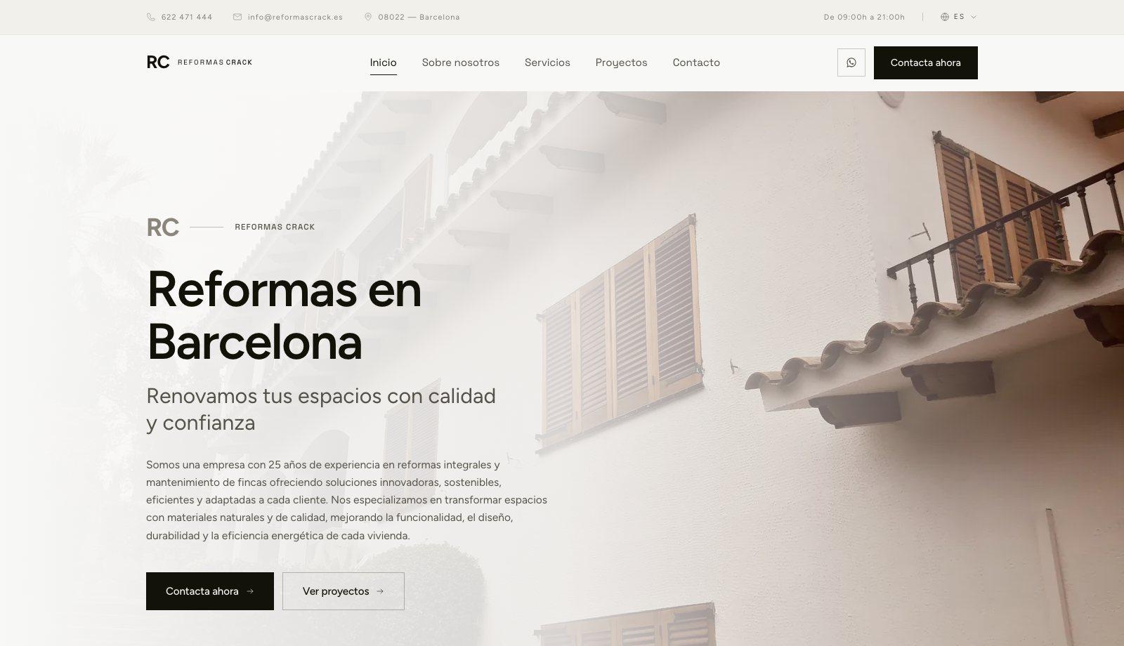 The Reformas Crack homepage: a sunlit Barcelona facade with shuttered windows behind the headline 'Reformas en Barcelona'